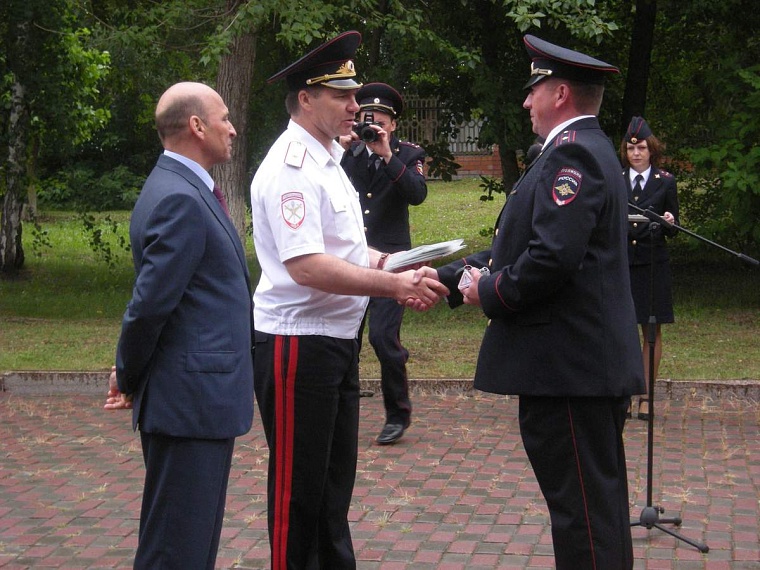 Автоинспекторам сегодня вручали ключи от «Приор», погоны и нагрудные знаки