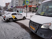 Водитель Яндекс-такси в Тюмени подрезал маршрутку и получил удар в зад