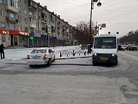 Водитель Яндекс-такси в Тюмени подрезал маршрутку и получил удар в зад