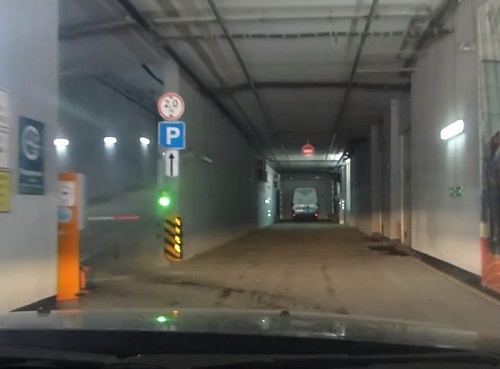 Многоуровневая парковка у ЦУМа: бойтесь углов