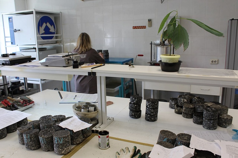 В Тюменской области дорожная лаборатория проверяет соответствие асфальта ГОСТу