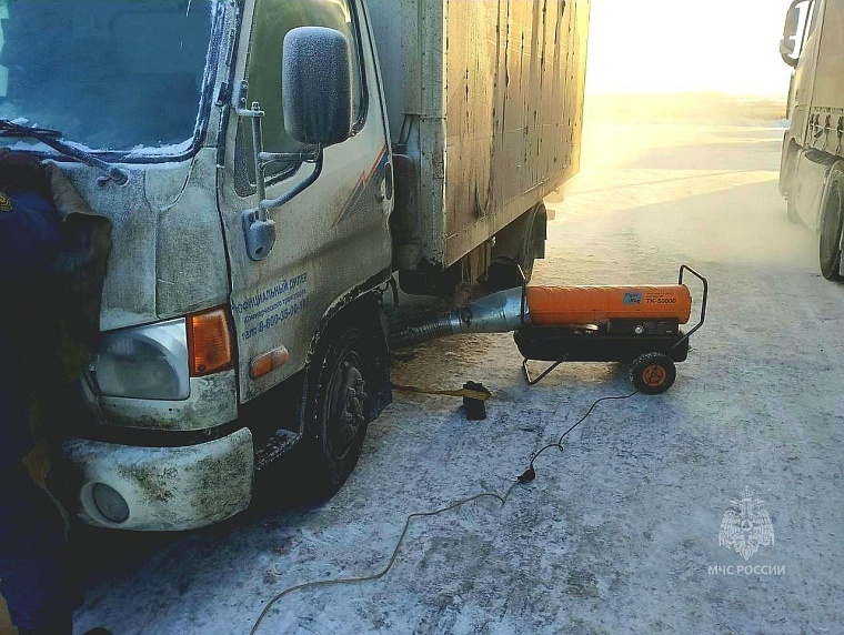 Тюменские пожарные на трассе отогрели грузовик и напоили водителя чаем