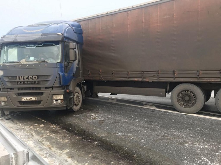 Два грузовика столкнулись на трассе Тюмень - Омск