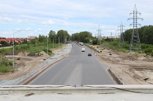 Под строящейся развязкой на Червишевском тракте в Тюмени прокладывают ливневку