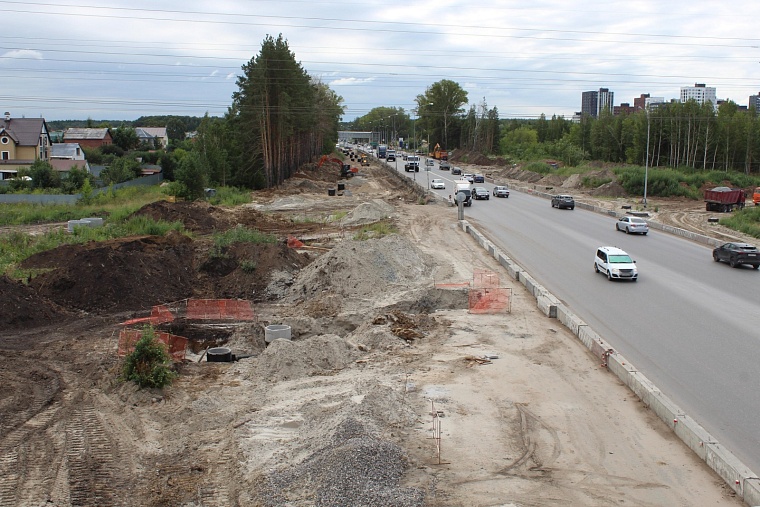 Под строящейся развязкой на Червишевском тракте в Тюмени прокладывают ливневку