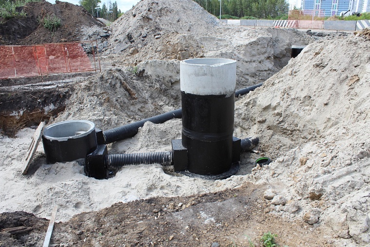 Под строящейся развязкой на Червишевском тракте в Тюмени прокладывают ливневку