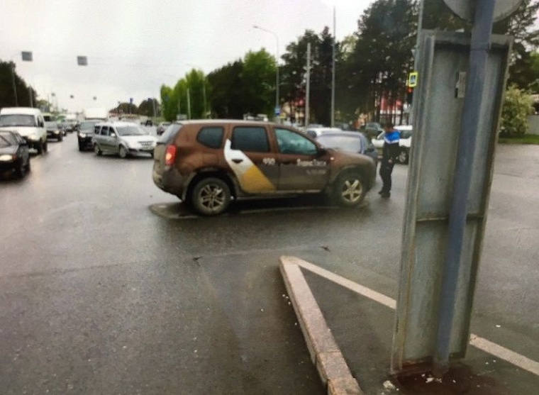 Водитель «Дастера» в Тюмени «таранит» нарушителей