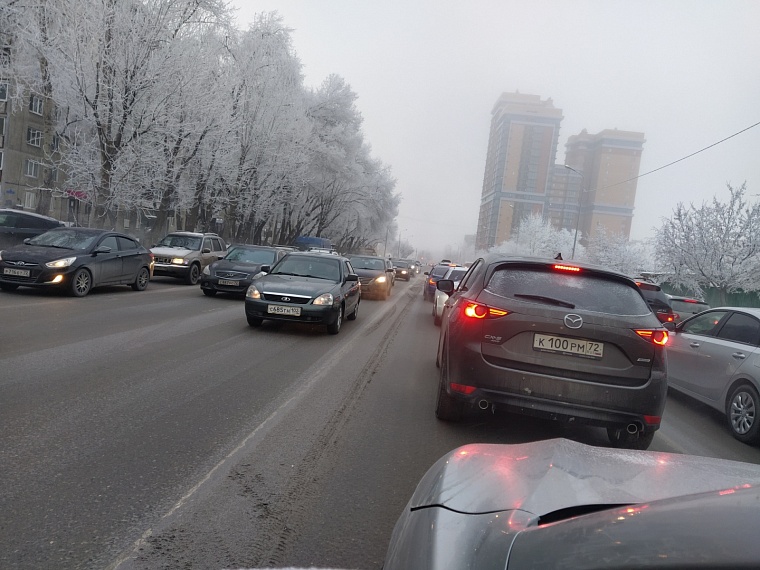 В центре Тюмени отмечаются 8-балльные пробки