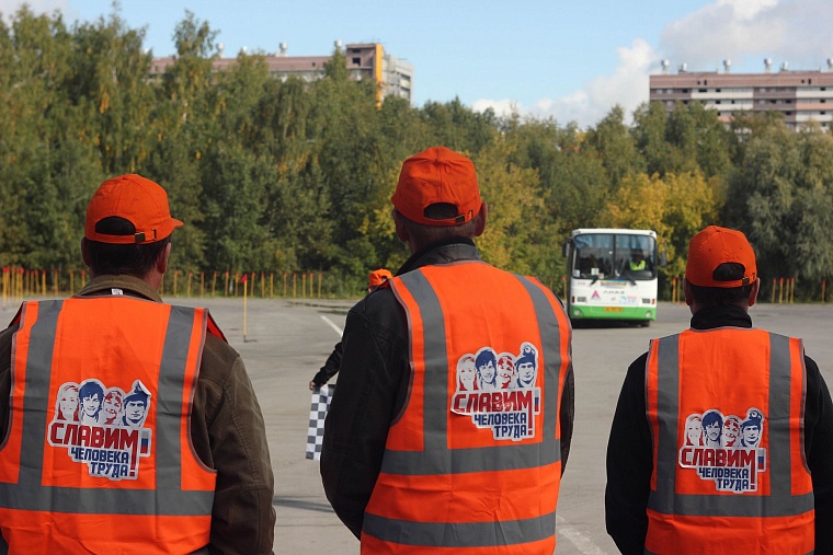 В заездах на автобусах победила чемпионка прошлого года