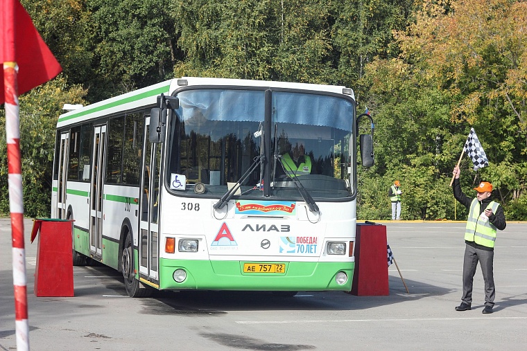 В заездах на автобусах победила чемпионка прошлого года