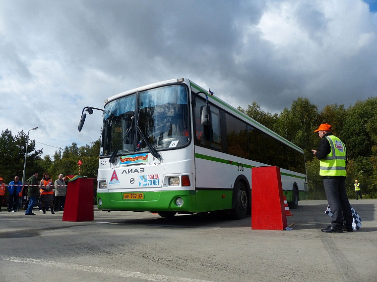 В заездах на автобусах победила чемпионка прошлого года