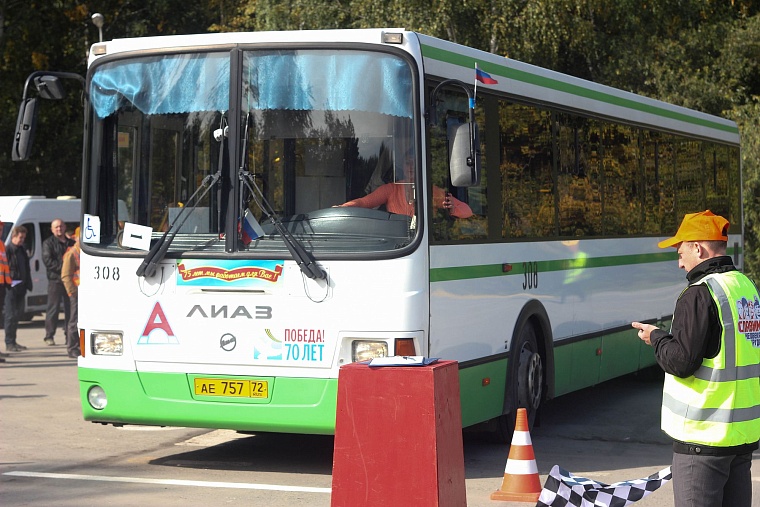 В заездах на автобусах победила чемпионка прошлого года