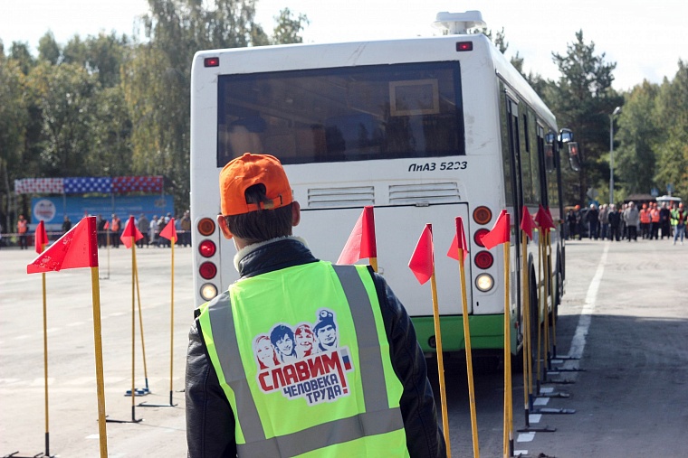 В заездах на автобусах победила чемпионка прошлого года