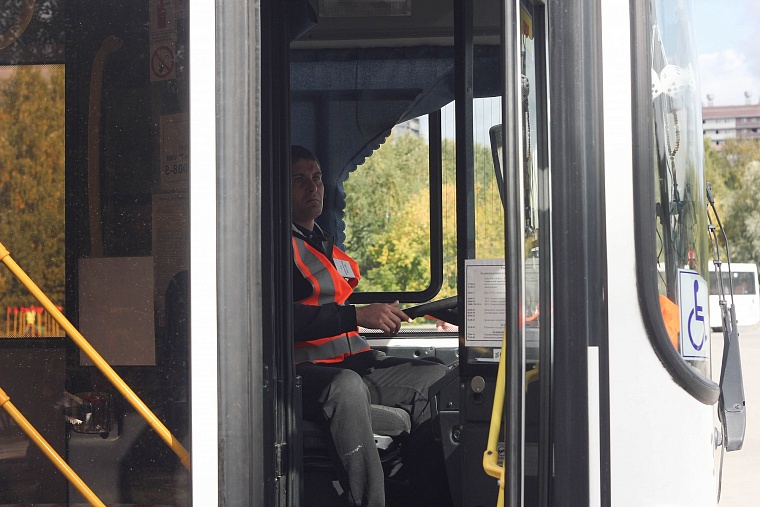 В заездах на автобусах победила чемпионка прошлого года