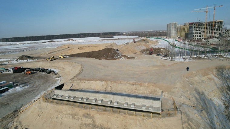 На строящейся в Тюмени новой развязке строители возвели четвёртую опору