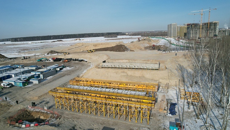 На строящейся в Тюмени новой развязке строители возвели четвёртую опору