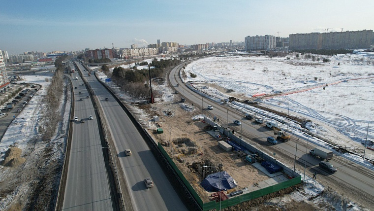 На строящейся в Тюмени новой развязке строители возвели четвёртую опору