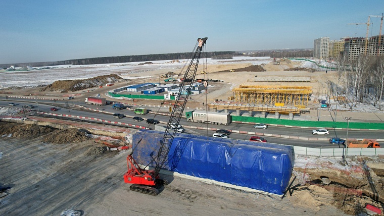 На строящейся в Тюмени новой развязке строители возвели четвёртую опору