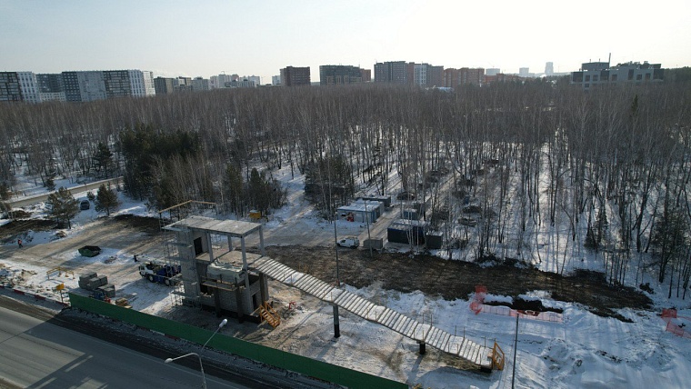 На строящейся в Тюмени новой развязке строители возвели четвёртую опору