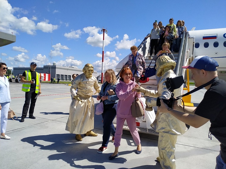 В тобольский аэропорт Ремезов прибыл первый чартер из Санкт-Петербурга