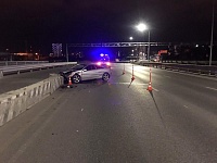Пьяный водитель с тремя пассажирами врезался в ограждение на Мельникайте