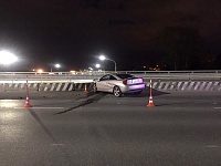 Пьяный водитель с тремя пассажирами врезался в ограждение на Мельникайте