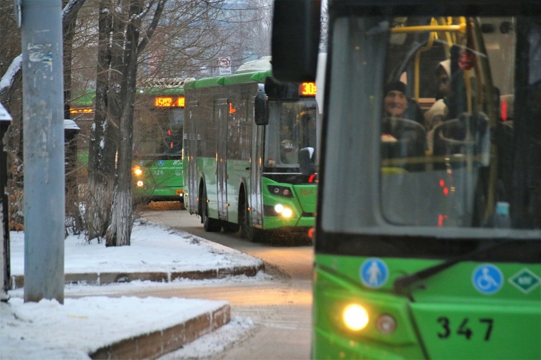 Тюменцев призывают не мерзнуть на остановках