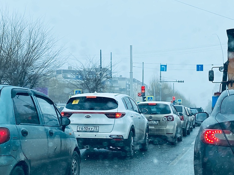 ГИБДД предупреждает о плохой видимости на дорогах в Тюмени