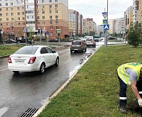 Перекресток улиц Прокопия Артамонова и Гольцова в Тюмени оказался полностью затоплен после ливня