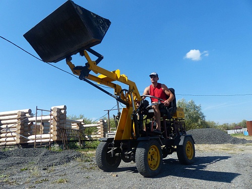 Из запчастей от «Жигулей» тюменец собрал мини-погрузчик