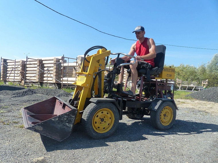Из запчастей от «Жигулей» тюменец собрал мини-погрузчик