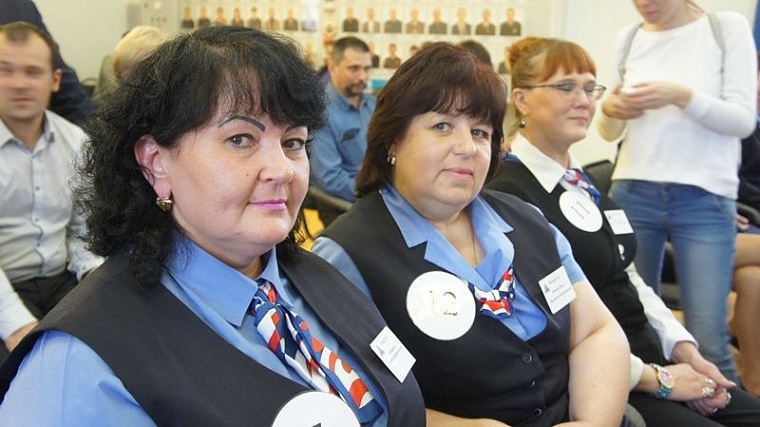 Лучший кондуктор ПАТП №1 Елена Карданова работает на автобусе маршрута №85