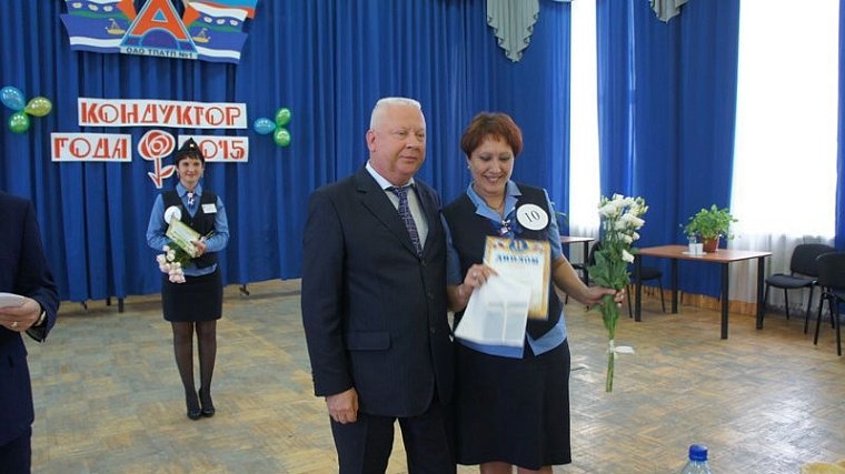 Лучший кондуктор ПАТП №1 Елена Карданова работает на автобусе маршрута №85