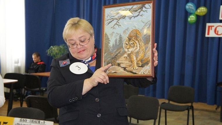 Лучший кондуктор ПАТП №1 Елена Карданова работает на автобусе маршрута №85