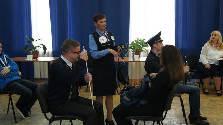 Лучший кондуктор ПАТП №1 Елена Карданова работает на автобусе маршрута №85