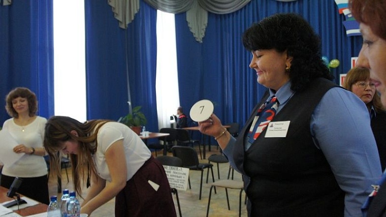 Лучший кондуктор ПАТП №1 Елена Карданова работает на автобусе маршрута №85