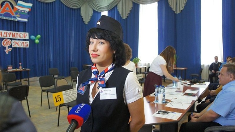 Лучший кондуктор ПАТП №1 Елена Карданова работает на автобусе маршрута №85