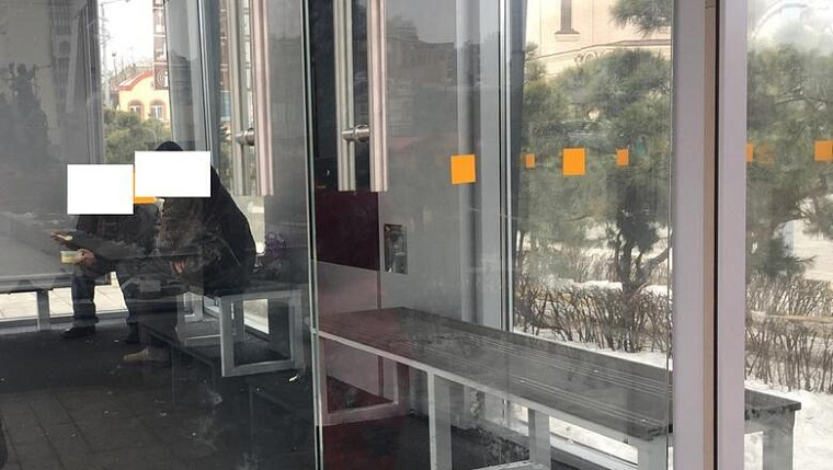 В центре Владивостока бомжи устроили столовую в теплой остановке