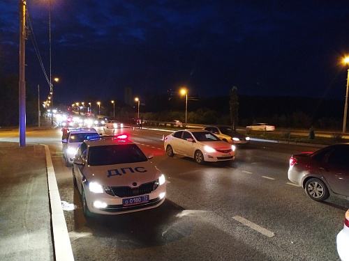 На Алебашевской в Тюмени проходит сплошная проверка водителей
