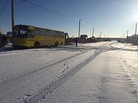 "Кадиллак" и школьный автобус не поделили дорогу: пострадавших среди детей нет