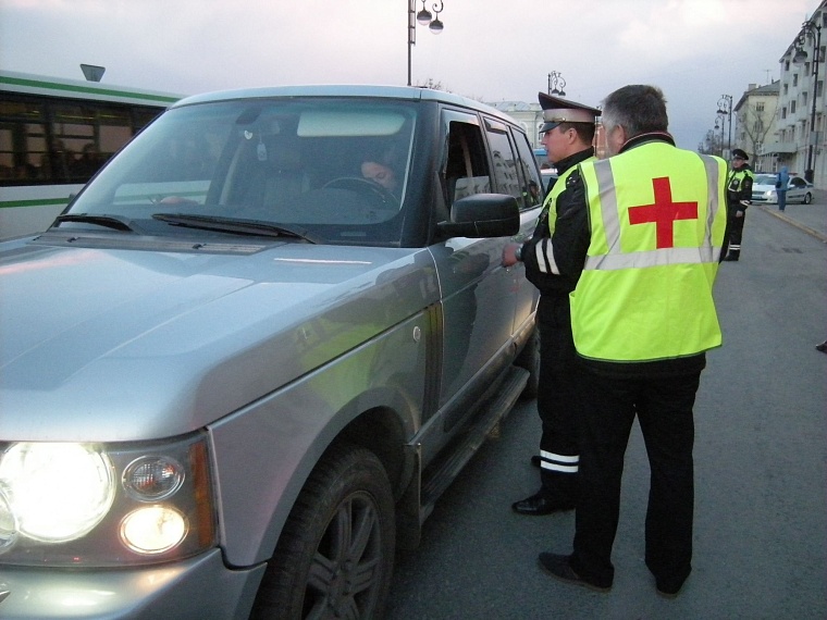 В центре Тюмени инспекторы ДПС поставили заслон пьяным водителям