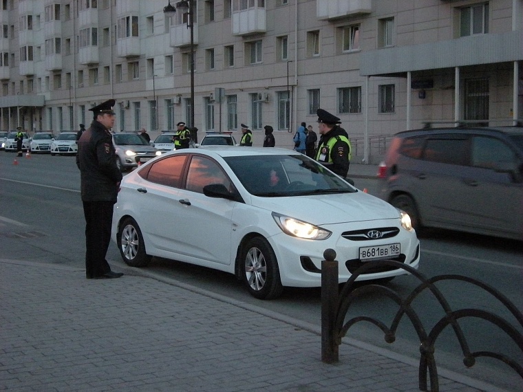 В центре Тюмени инспекторы ДПС поставили заслон пьяным водителям