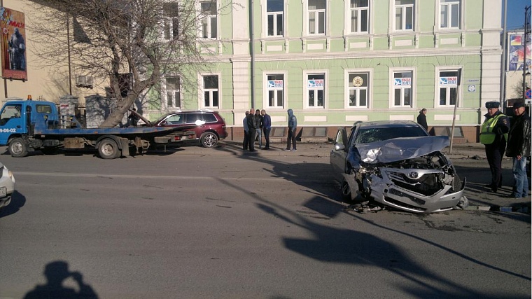 Из-за плохой дороги в столкновении «Доджа» и «Форда» погиб один из водителей