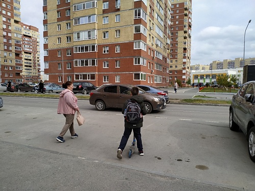 Школьный маршрут: почему дети из школы №65, корп. 2 массово идут мимо "зебры"