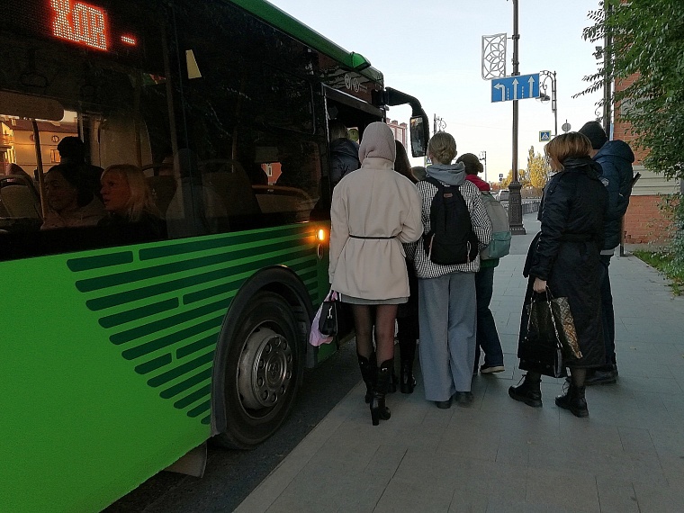 В Тюмени вместо маршруток на линию вышло два больших автобуса, готовится еще шесть