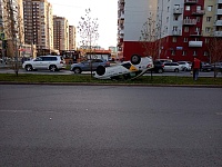 Автомобиль "Яндекс. Такси" перевернулся на улице Артамонова