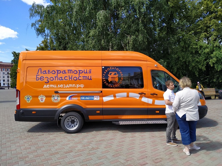 Тюменцам вручили "Лабораторию безопасности" на колесах