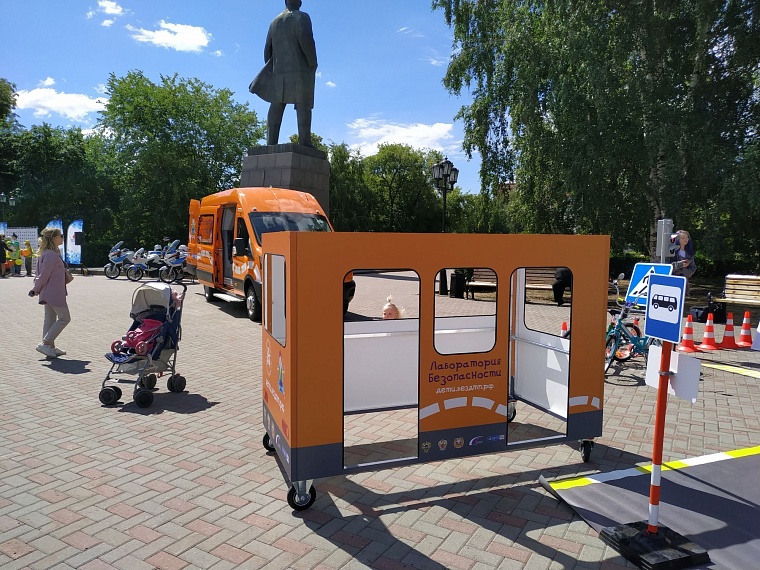 Тюменцам вручили "Лабораторию безопасности" на колесах