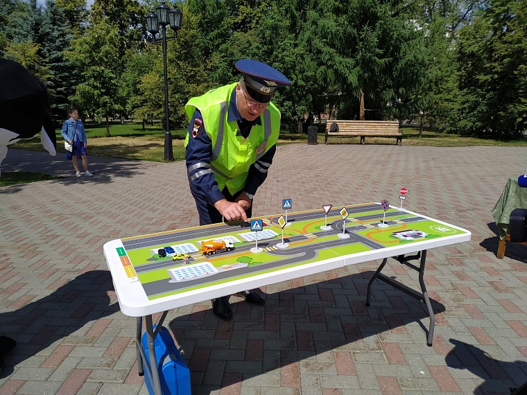 Тюменцам вручили "Лабораторию безопасности" на колесах