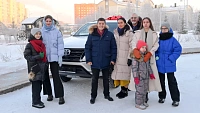 Власти Ямала подарили новую машину многодетной семье